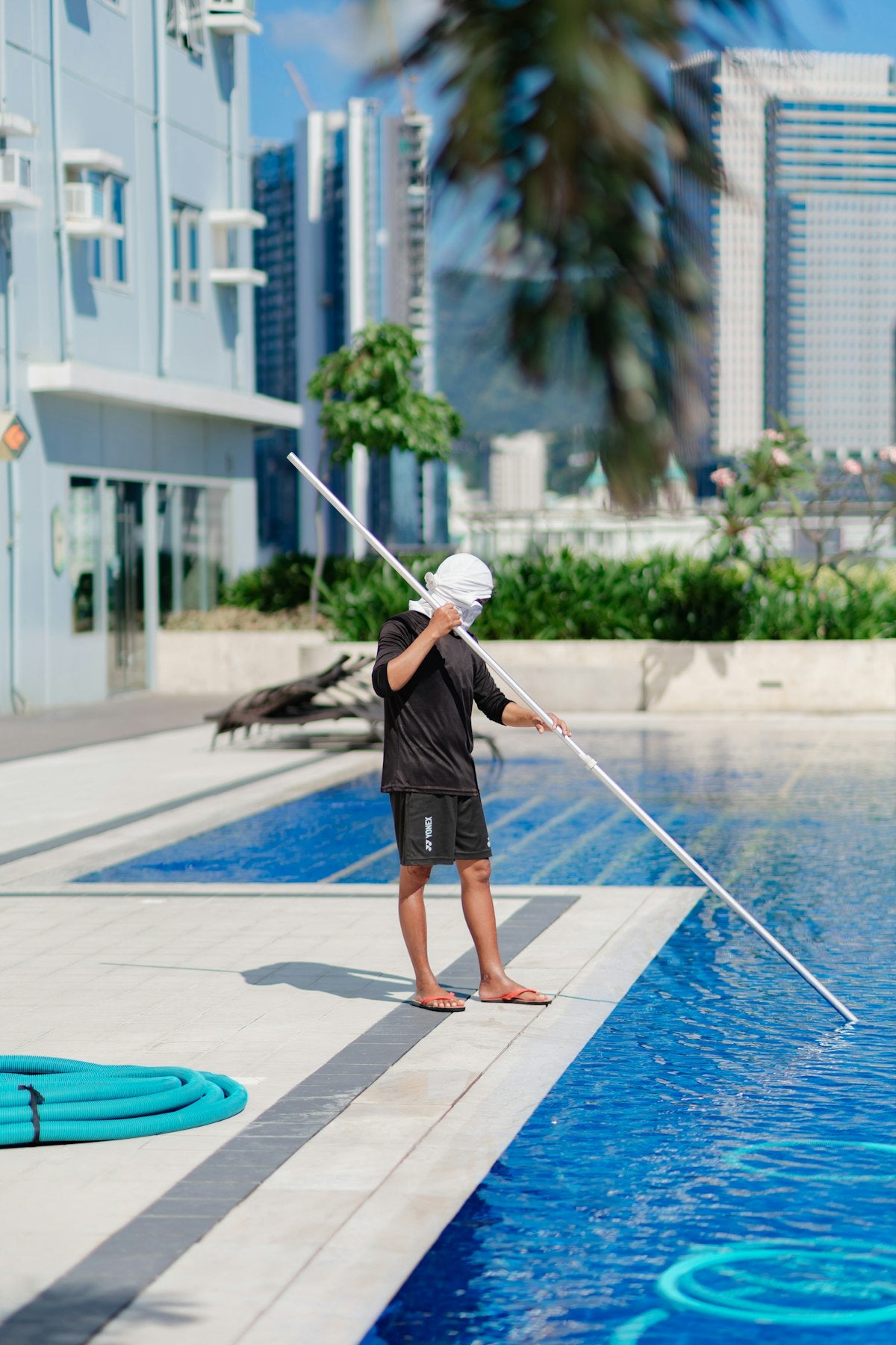Skimming a swimming pool surface with a pole net